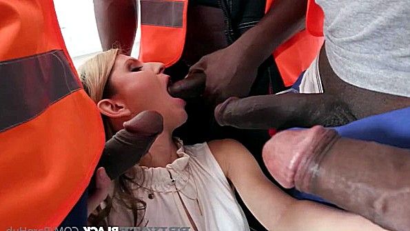 Красивая блондинка приглашает парней для двойного проникновения с камшотом - секс порно видео